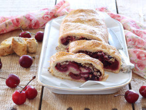 Strudel senza glutine con ciliegie - La Cassata Celiaca