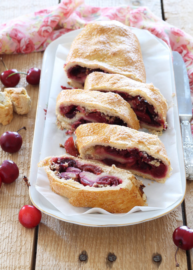Strudel senza glutine con ciliegie - La Cassata Celiaca
