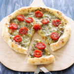 Pizza senza glutine con pesto e pomodorini - La Cassata Celiaca