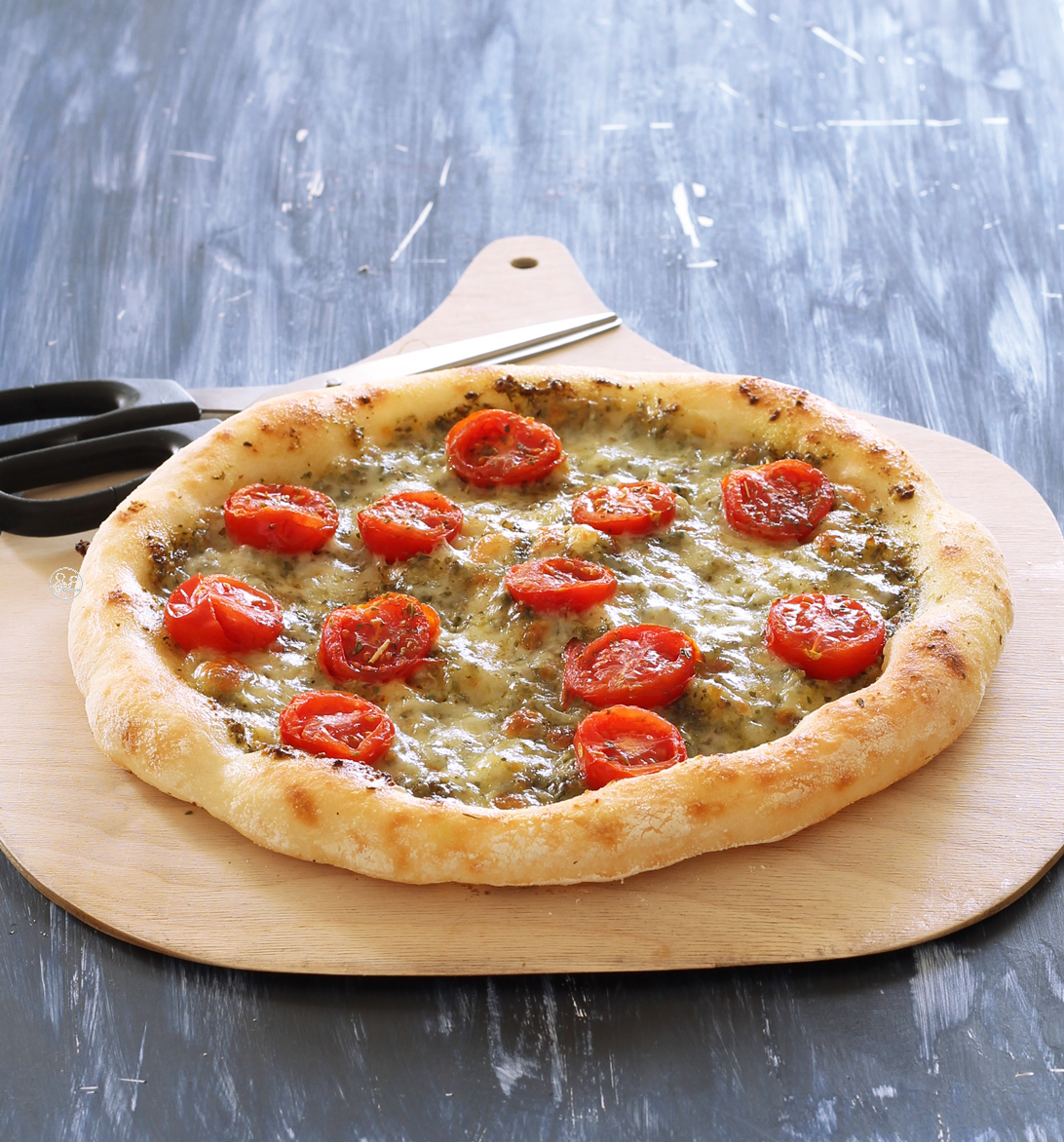 Pizza senza glutine con pesto e pomodorini - La Cassata Celiaca