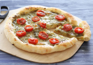 Pizza sans gluten avec pesto et tomates cerises - La Cassata