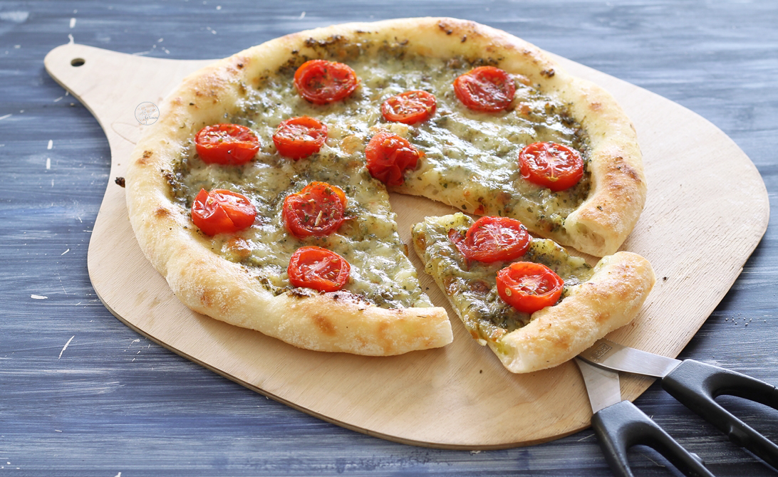 Pizza senza glutine con pesto e pomodorini - La Cassata Celiaca