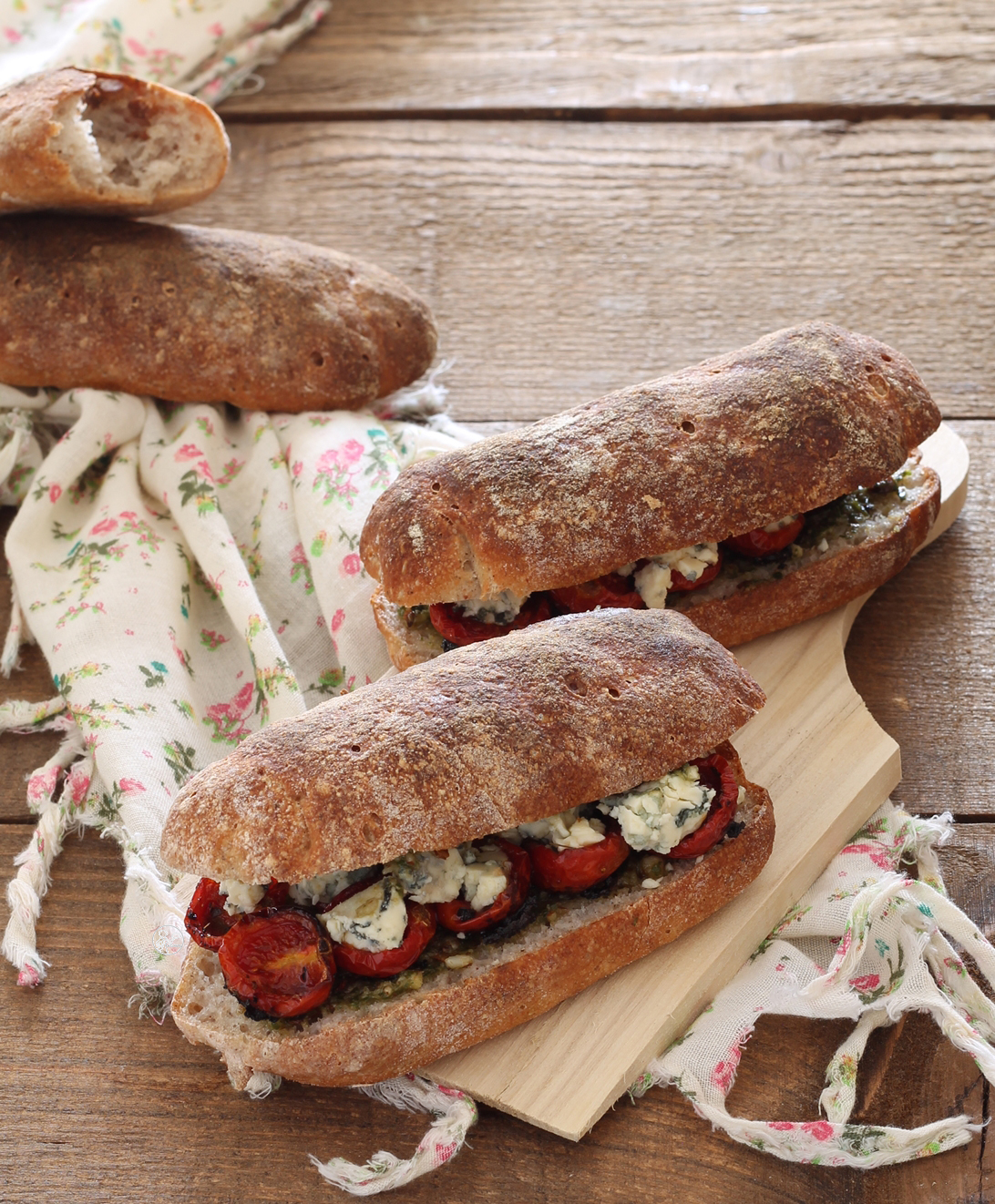 Panino senza glutine con pomodorini confit e gorgonzola - La Cassata Celiaca Panino senza glutine con pomodorini confit e gorgonzola - La Cassata Celiaca