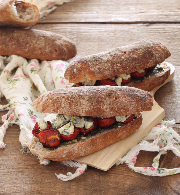 Panino senza glutine con pomodorini confit e gorgonzola - La Cassata Celiaca