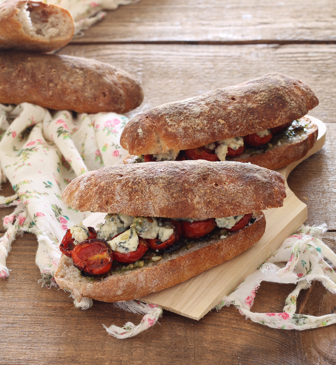 Panino senza glutine con pomodorini confit e gorgonzola - La Cassata Celiaca Panino senza glutine con pomodorini confit e gorgonzola - La Cassata Celiaca