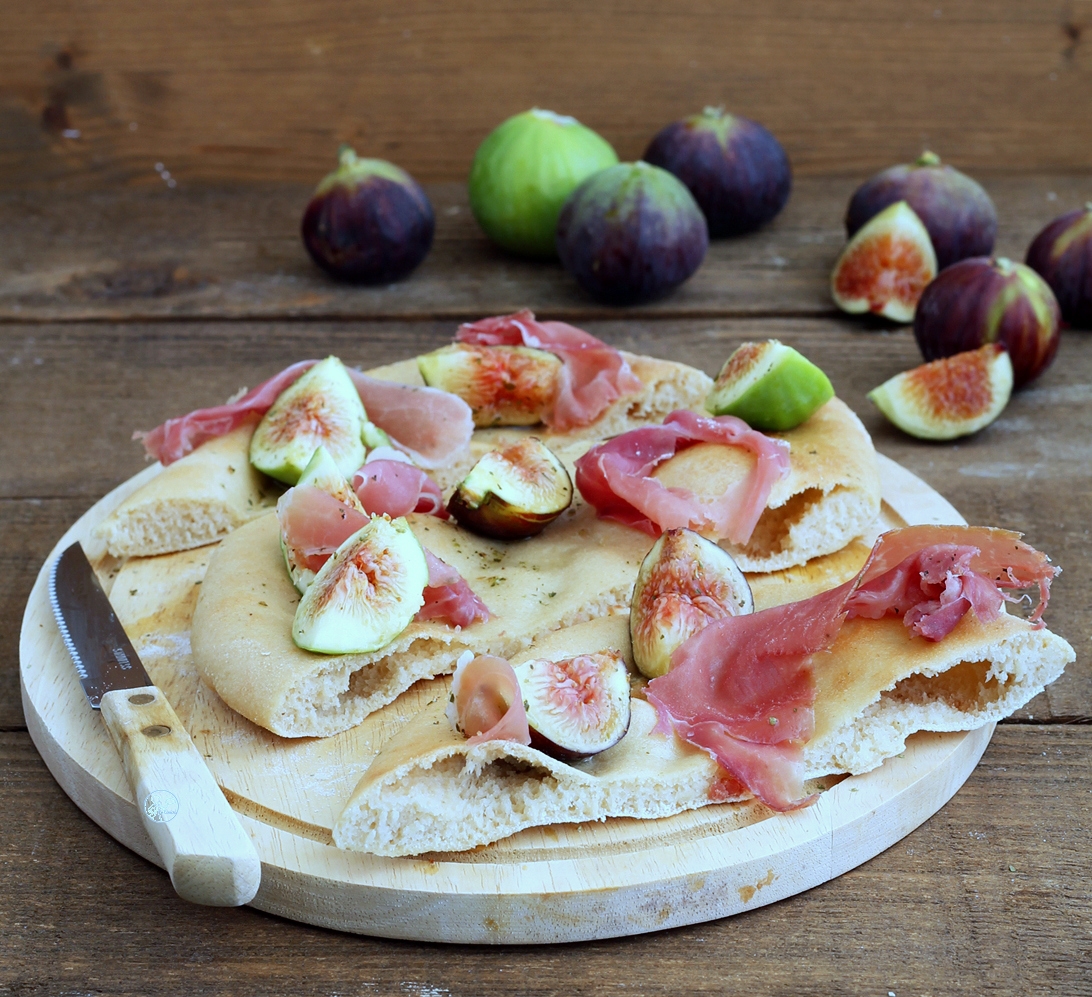 Pizza sans gluten avec figues et jambon cru - La Cassata Celiaca Pizza sans gluten avec figues et jambon cru - La Cassata Celiaca