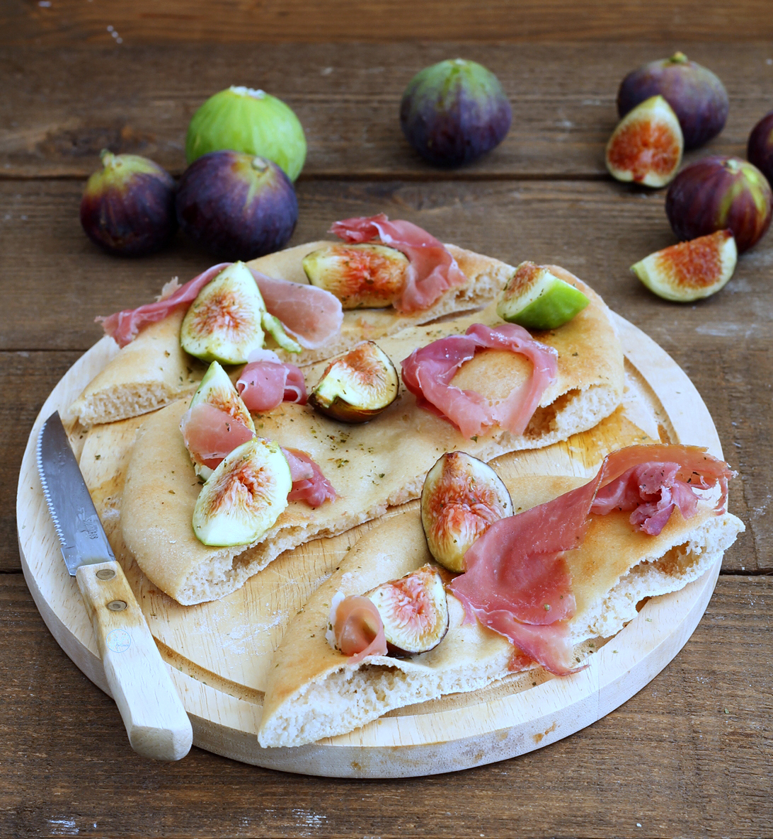 Pizza sans gluten avec figues et jambon cru - La Cassata Celiaca Pizza sans gluten avec figues et jambon cru - La Cassata Celiaca