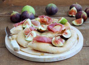 Pizza sans gluten avec figues et jambon cru - La Cassata Celiaca