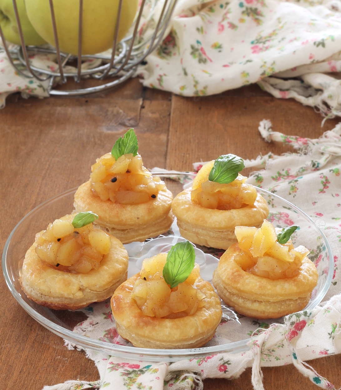 Cestini di pasta sfoglia senza glutine con composta di mele - La Cassata Celiaca Cestini di pasta sfoglia senza glutine con composta di mele - La Cassata Celiaca
