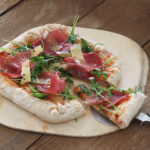 Pizza quadrata senza glutine con bordi ripieni
