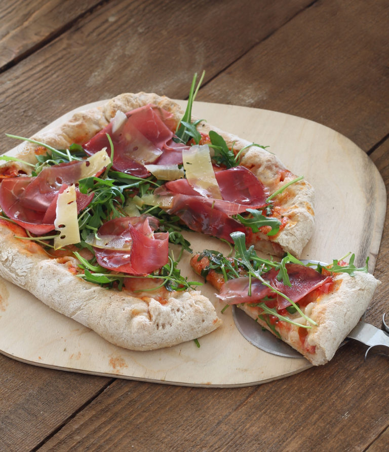 Pizza quadrata senza glutine con bordi ripieni