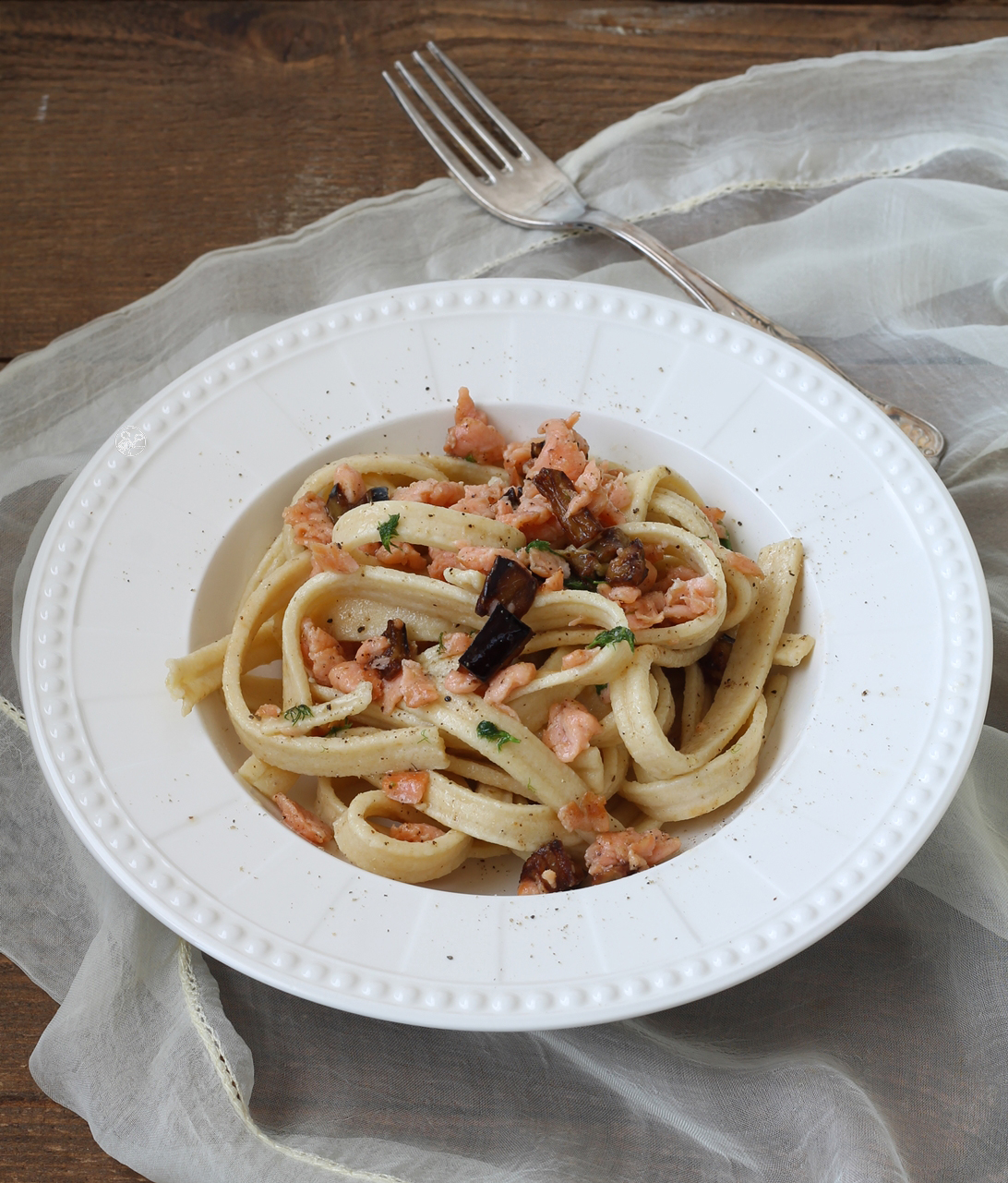 Pâtes scialatielli sans gluten avec saumon et aubergine - La Cassata Celiaca