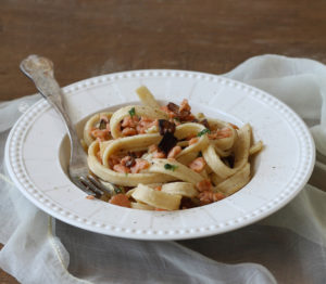 Pâtes scialatielli sans gluten avec saumon et aubergine - La Cassata Celiaca