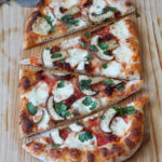 Pizza sans gluten avec nduja et champignons, la vidéo - La Cassata