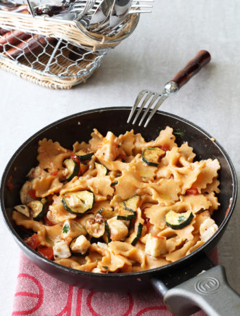 Farfalle sans gluten à la paprika avec loup de mer et courgette