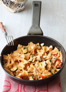 Farfalle sans gluten à la paprika avec loup de mer et courgette - La Cassata Celiaca