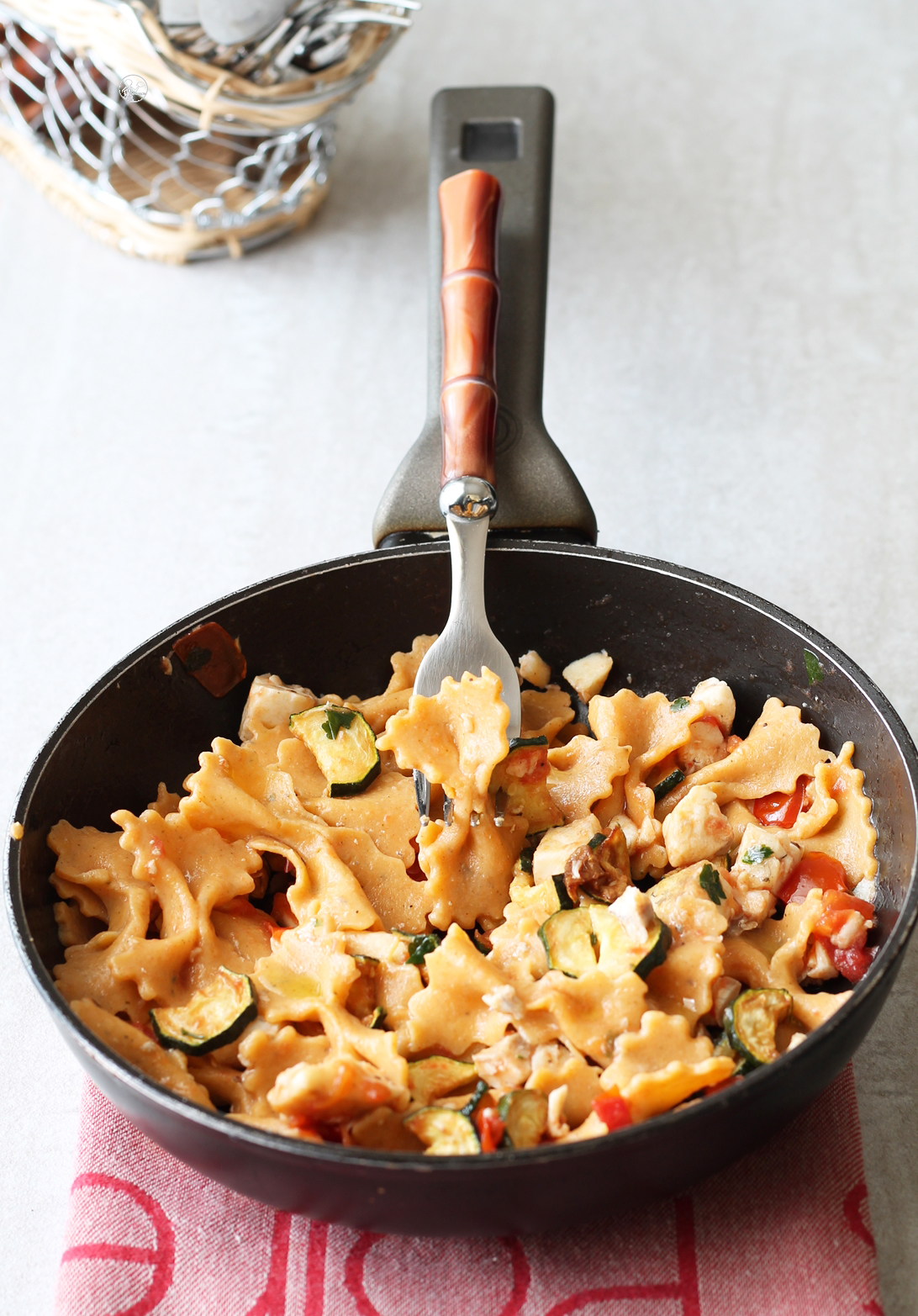 Farfalle sans gluten à la paprika avec loup de mer et courgette - La Cassata Celiaca