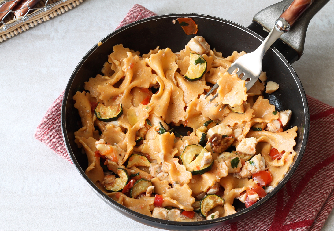 Farfalle sans gluten à la paprika avec loup de mer et courgette - La Cassata Celiaca