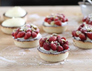 Tartelettes sans gluten avec crème et fraises de bois, la vidéo - La Cassata