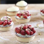 Tartellette senza glutine con crema e fragoline, la video ricetta - La Cassata