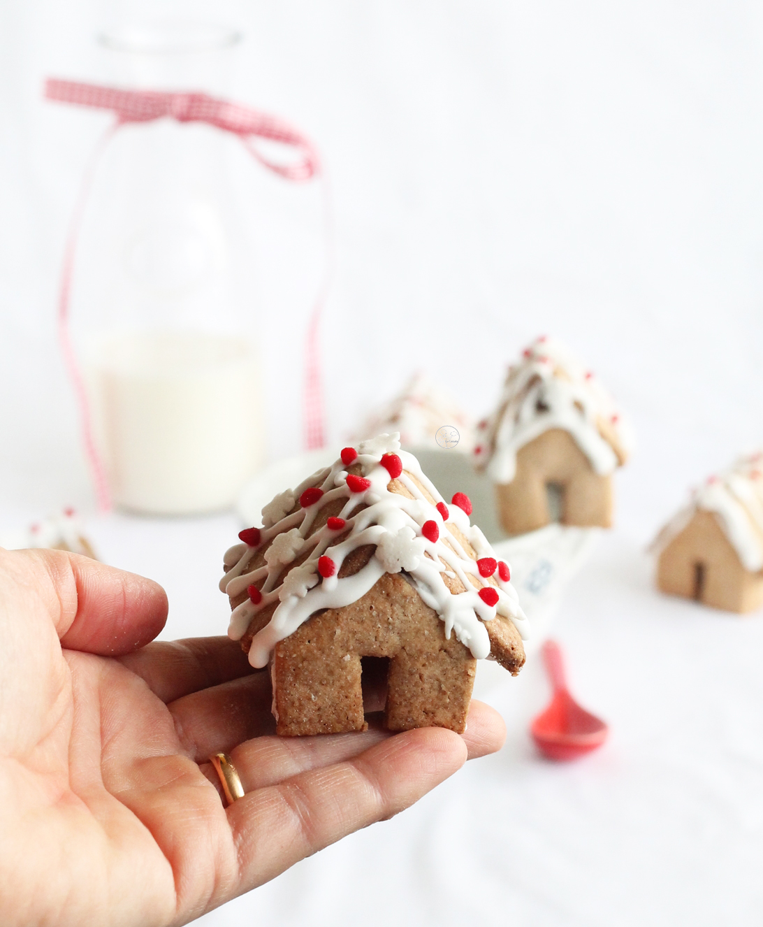 Mini maison en pâte sucrée à la cannelle sans gluten