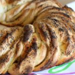 Pane intrecciato con miele di timo e semi di papavero senza glutine