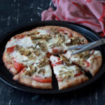 Focaccia senza glutine e senza mais con stracchino e carciofi