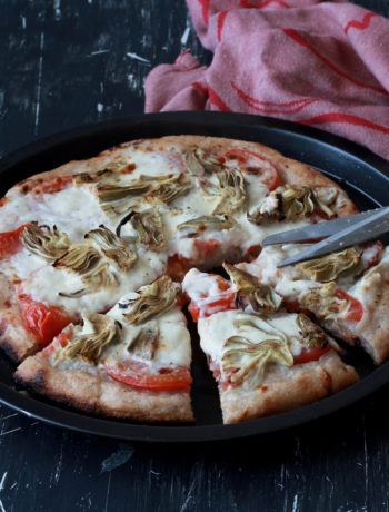 Focaccia senza glutine e senza mais con stracchino e carciofi