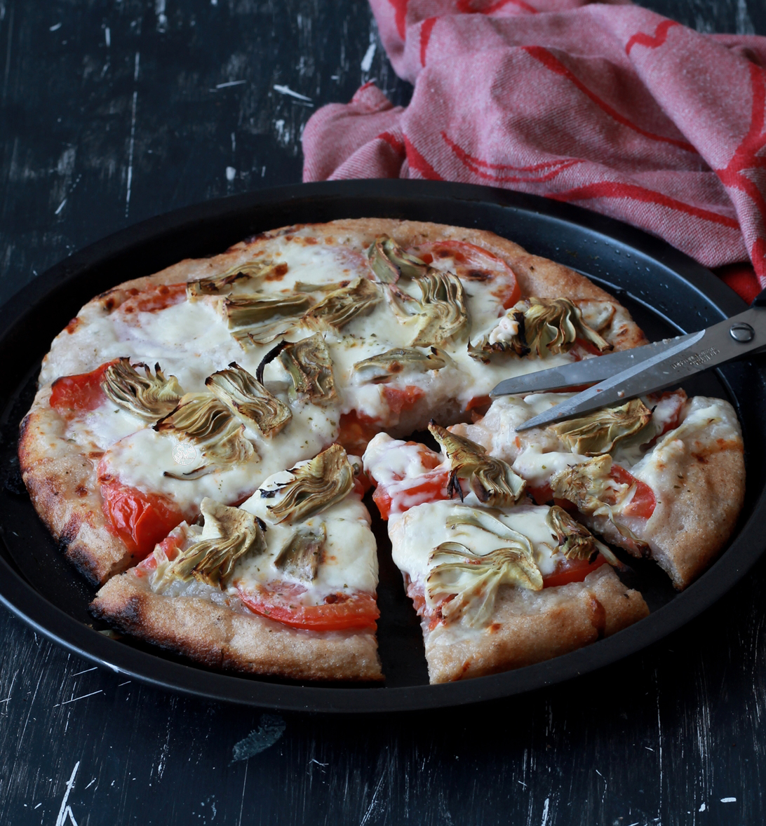 Focaccia senza glutine e senza mais con stracchino e carciofi