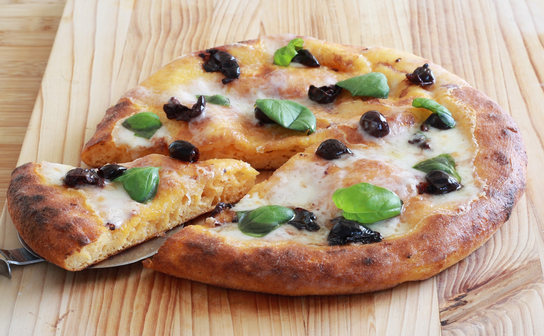 Pizza au potiron sans gluten avec fromage de chèvre et olives - La Cassata