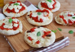 Mini pizza apéritif sans gluten, sans levure boulangère et sans four - La Cassata Celiaca