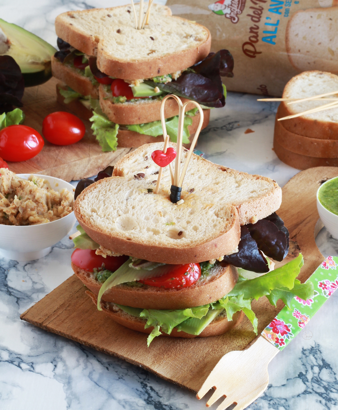 Sandwich con avocado e hummus senza glutine - La Cassata Celiaca