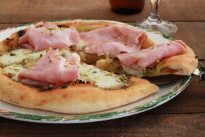 Pizza sans gluten avec mortadelle et pistaches - La Cassata Celiaca