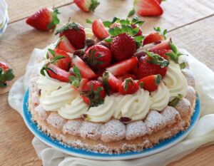 Dacquoise avec crème et fraises sans gluten - La Cassata Celiaca