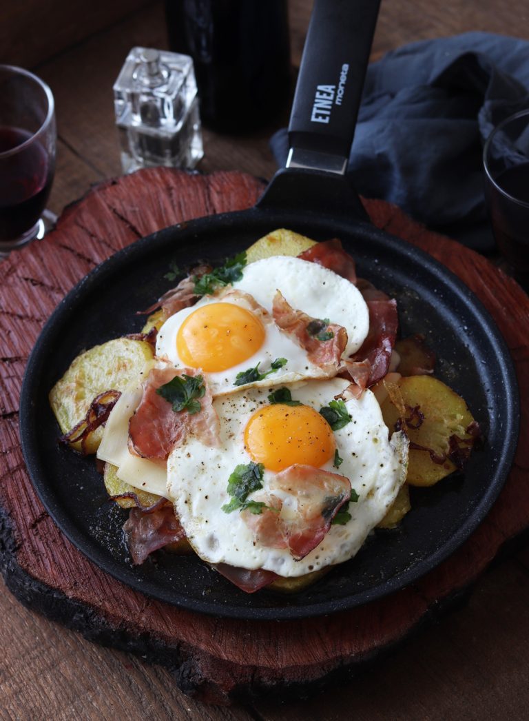 Poêlée de pommes de terre, speck et œufs ou Spiegeleier - La Cassata