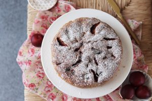 Torta 3 vasetti e mezzo alle susine senza glutine - La Cassata Celiaca