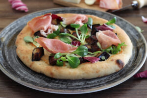 Pizza con provola e crudo, senza glutine e senza mix commerciali - La Cassata Celiaca