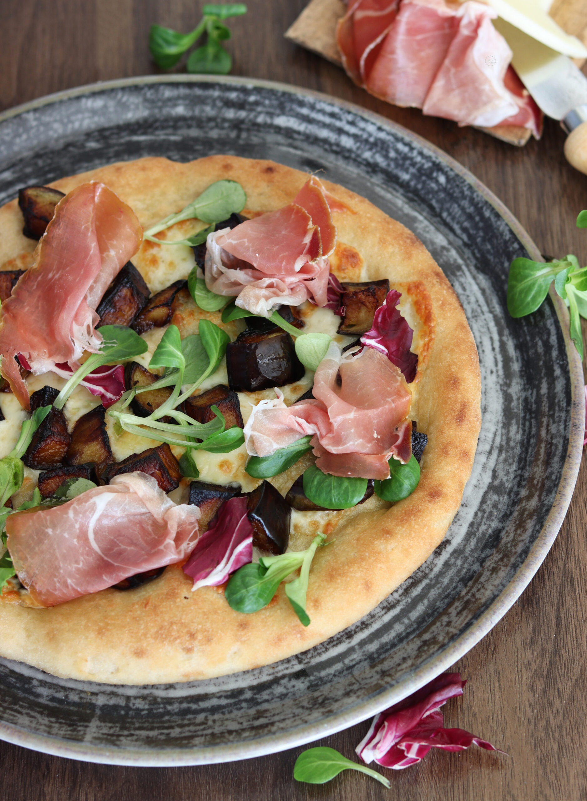 Pizza con provola e crudo, senza glutine e senza mix commerciali - La Cassata Celiaca Pizza con provola e crudo, senza glutine e senza mix commerciali - La Cassata Celiaca