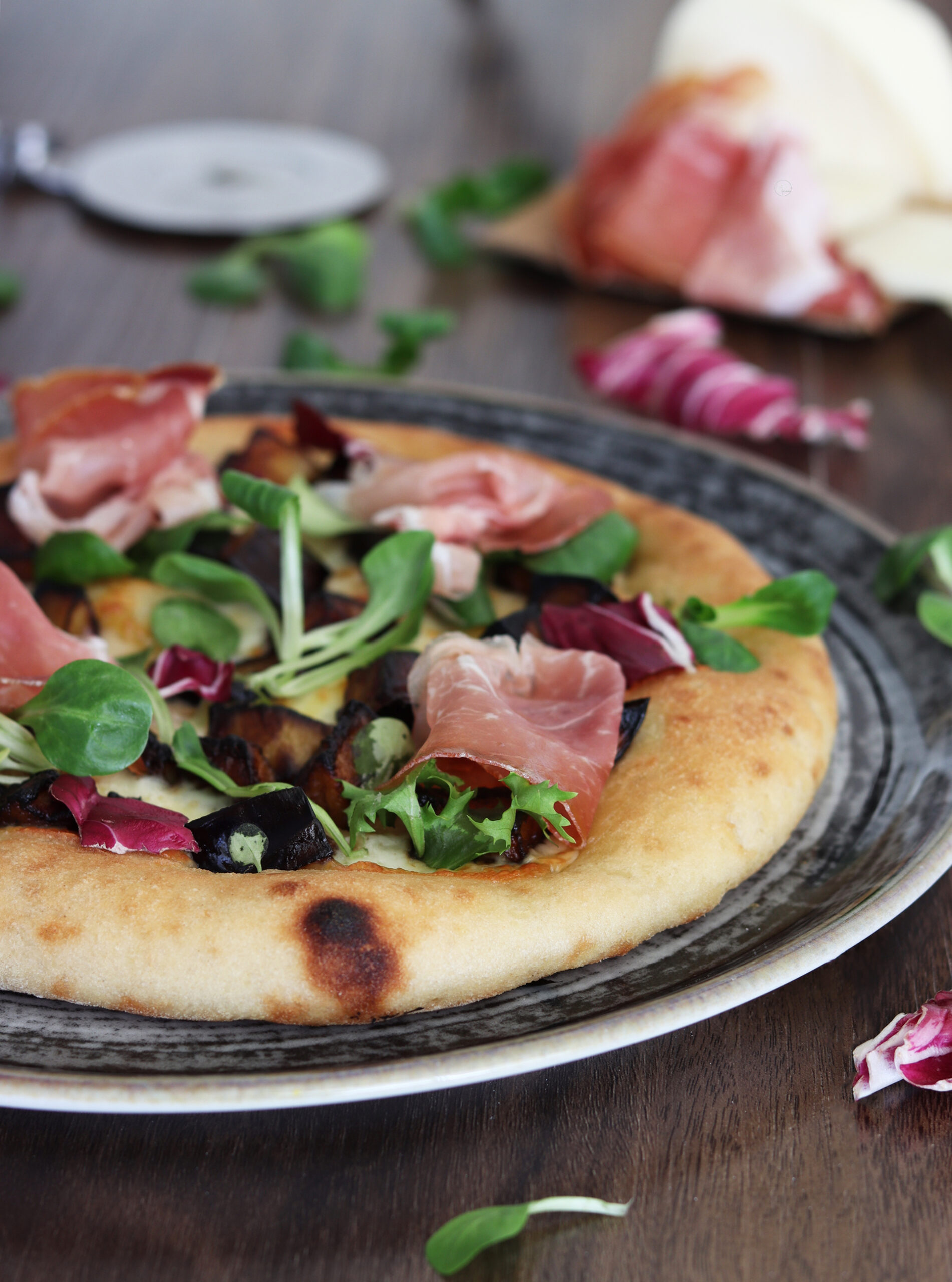 Pizza con provola e crudo, senza glutine e senza mix commerciali - La Cassata Celiaca Pizza con provola e crudo, senza glutine e senza mix commerciali - La Cassata Celiaca