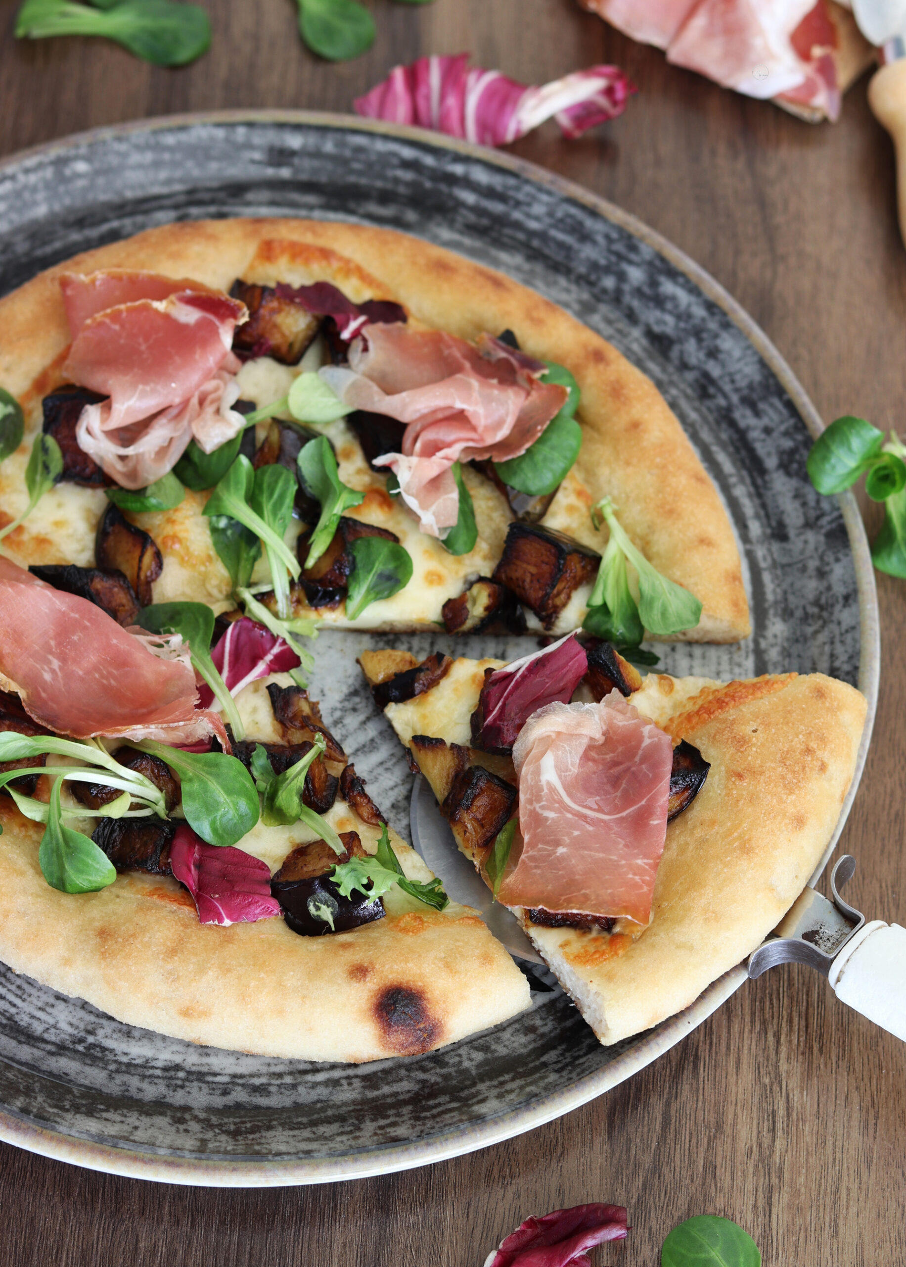 Pizza con provola e crudo, senza glutine e senza mix commerciali - La Cassata Celiaca Pizza con provola e crudo, senza glutine e senza mix commerciali - La Cassata Celiaca