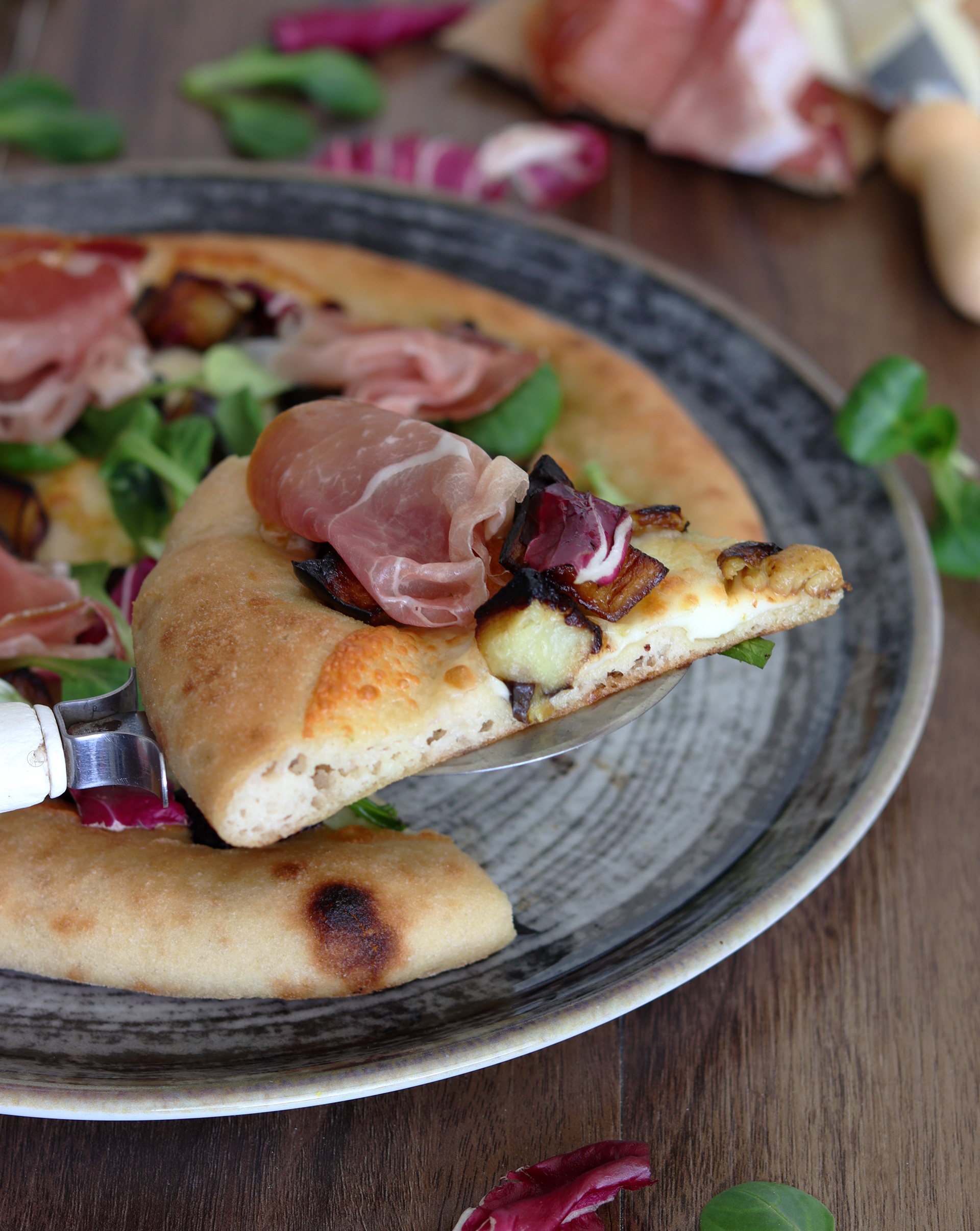 Pizza con provola e crudo, senza glutine e senza mix commerciali - La Cassata Celiaca Pizza con provola e crudo, senza glutine e senza mix commerciali - La Cassata Celiaca