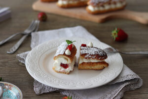 Eclair con panna e fragole senza glutine - La Cassata Celiaca