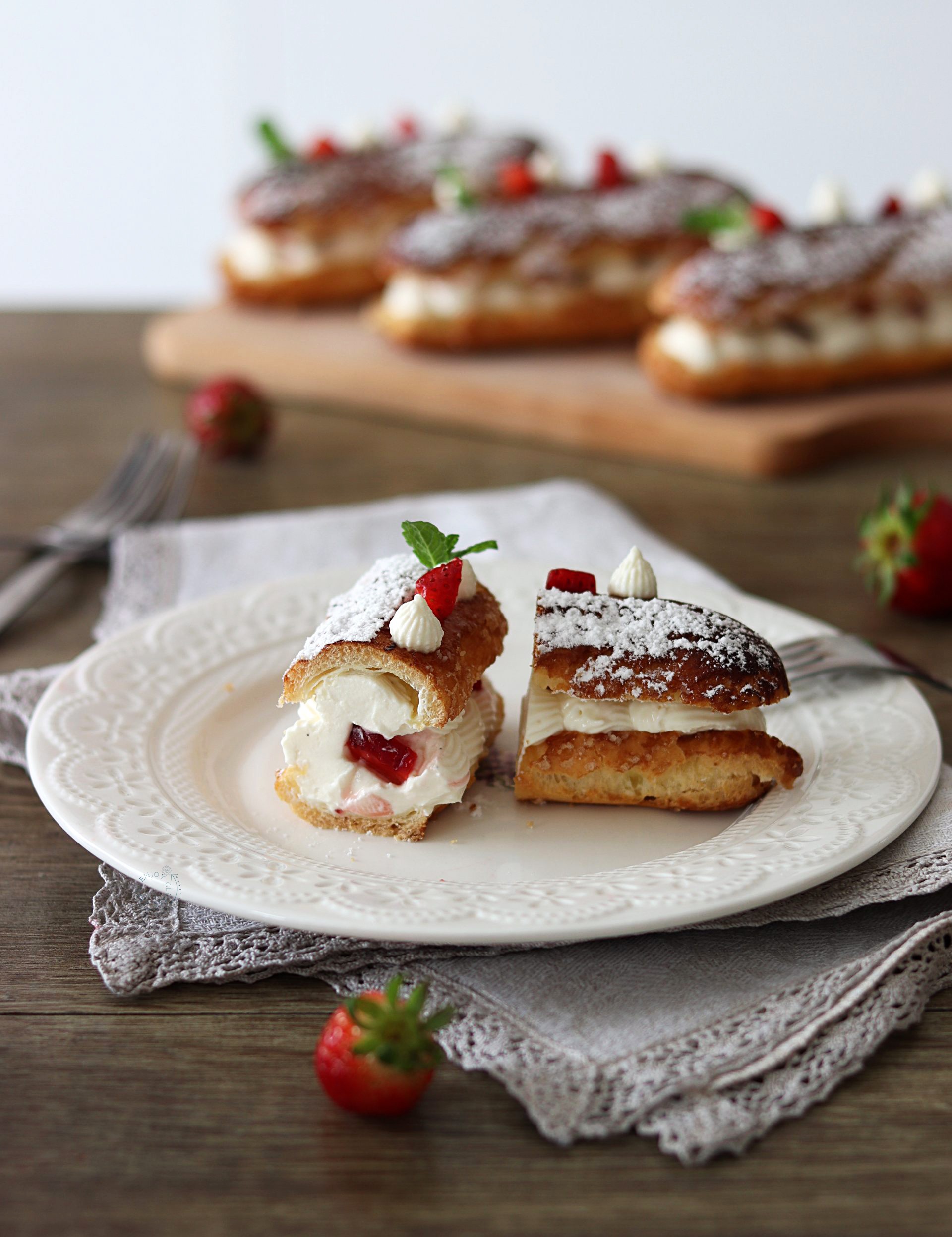 Eclair con panna e fragole senza glutine - La Cassata Celiaca Eclair con panna e fragole senza glutine - La Cassata Celiaca