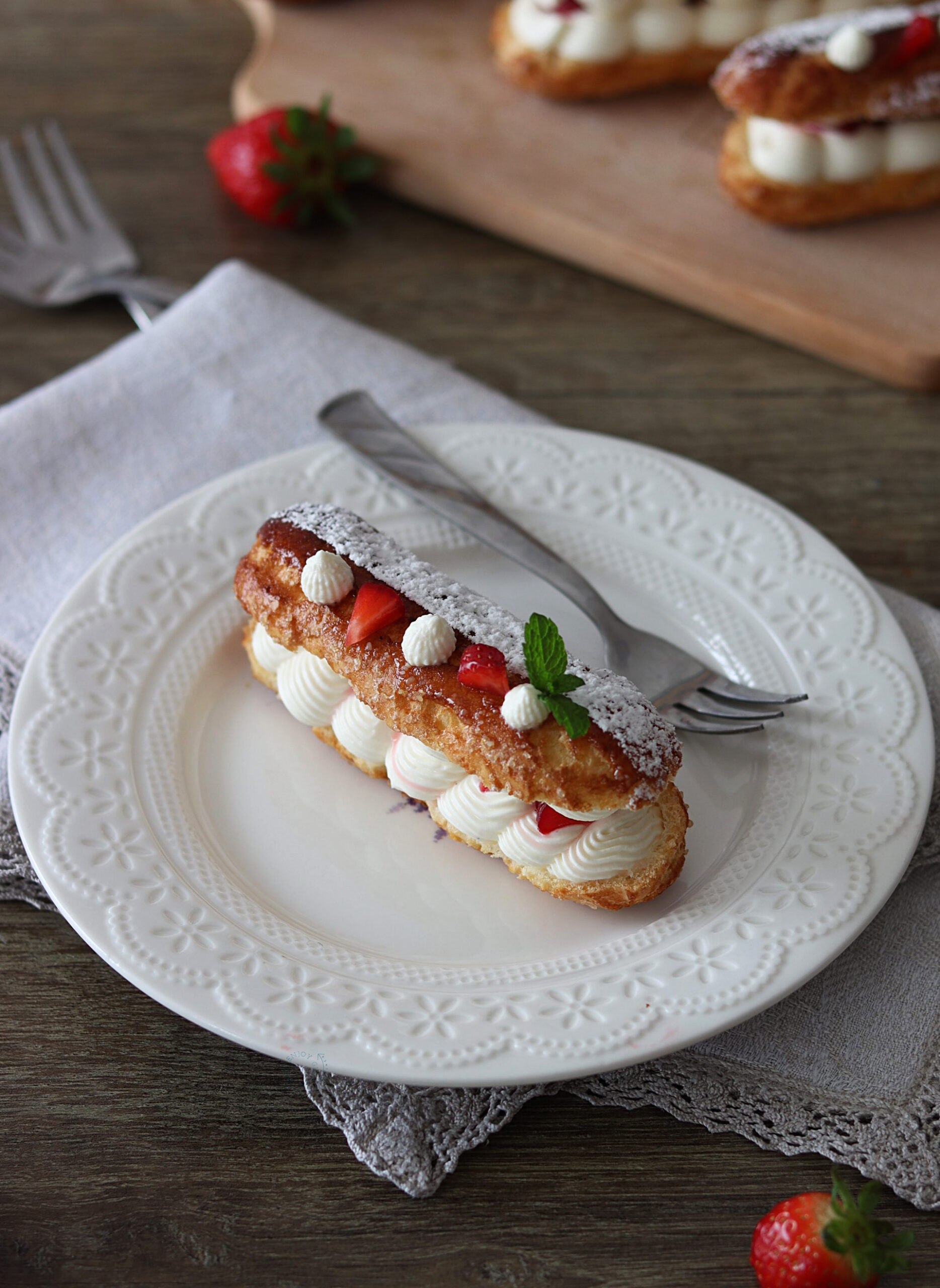 Eclair con panna e fragole senza glutine - La Cassata Celiaca Eclair con panna e fragole senza glutine - La Cassata Celiaca