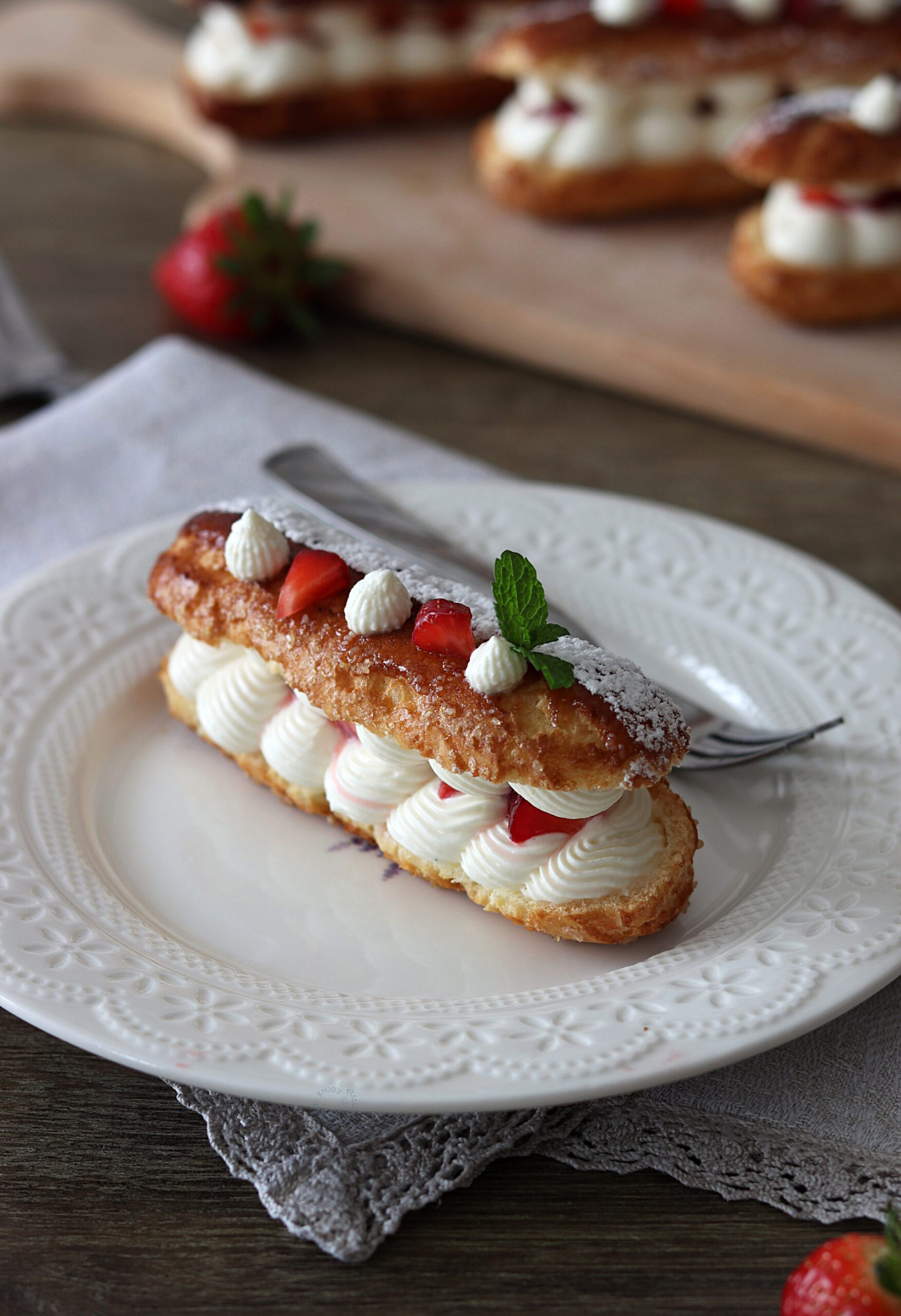 Eclair con panna e fragole senza glutine - La Cassata Celiaca