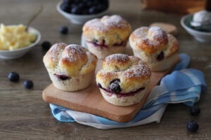 Brioche senza glutine con crema e mirtilli - La Cassata Celiaca