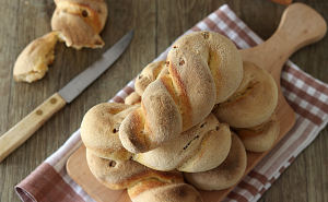 Treccine di pane alla zucca e olive - La Cassata Celiaca