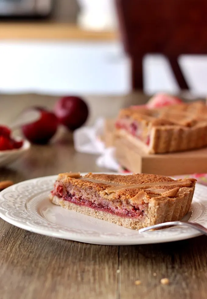 Tarte aux prunes rouges et frangipane aux amandes sans gluten