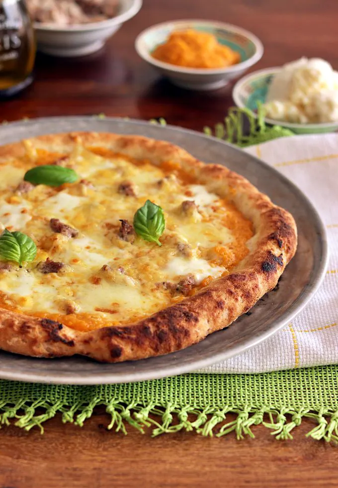 Pizza senza glutine con salsiccia