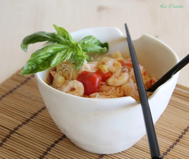 Noodles avec tomates, crevettes et cabus - La Cassata Celiaca